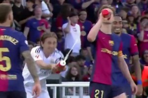 國家德比時(shí)魔笛向德容惡作劇噴水??