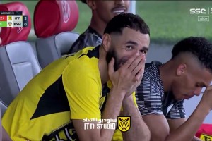 看到隊(duì)友開出的最后一個(gè)角球，本澤馬在場(chǎng)邊繃不住了??