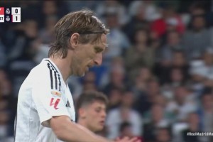 差一點點！莫德里奇停球凌空抽射稍稍偏出！