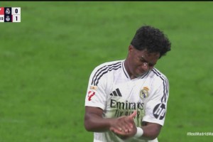 腳感不佳！姆巴佩禁區(qū)內(nèi)做球，恩德里克跟進(jìn)抽射直上看臺(tái)！