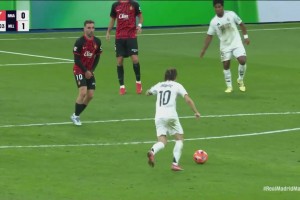 莫德里奇外圍遠(yuǎn)射勢(shì)大力沉！馬洛卡門將飛身單掌撲出！