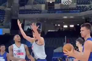 約里約氣！楊瀚森展現(xiàn)策應(yīng)&內(nèi)線能力 不滿未響哨向裁判攤手??