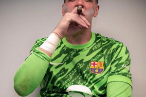 陪一根！賽后慶祝什琴斯尼角落里點(diǎn)起了雪茄，還帶上萊萬(wàn)??