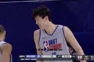 霸氣！楊瀚森籃下吃餅劈扣2+1??微微一笑擊掌贏得隊(duì)友信任！