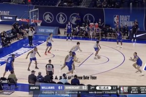 楊瀚森這擋拆太扎實(shí)了??對(duì)手被擋死死的 隊(duì)友接球輕松三分飚中