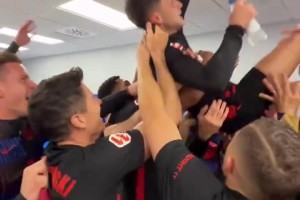 隊寵?。∨宓吕镌诟率冶魂犛迅吒吲e起，還高呼其名字