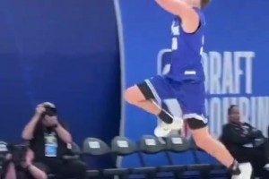 這名不簡單??！錫安·詹姆斯生搶小楊隨后助攻隊(duì)友雙手暴扣