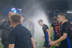 阻止慶祝！西班牙人噴水驅(qū)趕巴薩球員！巴薩球員無視仍唱跳慶祝