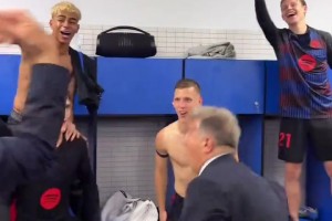 巴薩2-0西班牙人提前兩輪奪冠！拉波爾塔和球員在更衣室慶祝