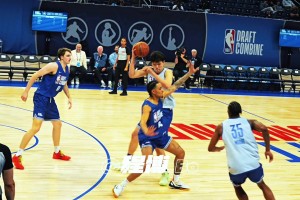 真有約老師那味兒了！楊瀚森妙手擊地騙過2名防守人助攻隊(duì)友??