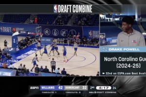 一柱擎天！2米18楊瀚森籃下拼搶前場(chǎng)板 竟遭三人圍剿造犯規(guī)