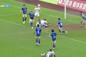 這球漂亮??！中甲遼寧鐵人外援姆本扎禁區(qū)內(nèi)精彩倒鉤破門??