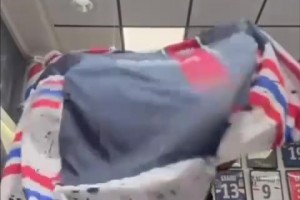 太損了！你在逗我嗎？當(dāng)理發(fā)師給馬賽球迷披上巴黎的圍兜！