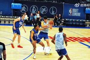 慢鏡頭感受下楊瀚森這記弧頂妙傳，場邊的球探都有點小驚訝！