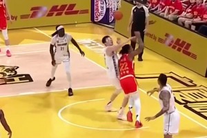 大魔王回來了！周琦大帽卡爾頓隨后籃下強吃胡金秋攻防一體