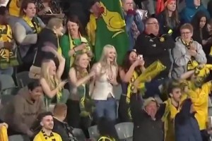 澳大利亞美女球迷興奮慶祝，領口敞開連忙用手遮住??