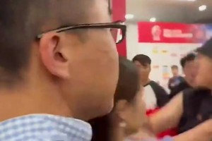 昨日賽后廣廈球迷與首鋼工作人員發(fā)生沖突，有人在沖突中挨了一巴掌??