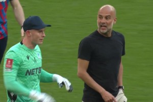 門(mén)將亨德森逃紅牌封神奪冠！賽后瓜帥憤怒和亨德森起口角沖突！