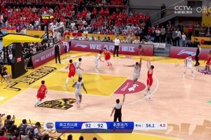 胡金秋關(guān)鍵三分引得楊健驚呼，郭艾倫：楊老師比場上球員還興奮！