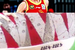 原來賽前開香檳了！孫銘徽G5所穿戰(zhàn)靴上已提前寫上：2024-25CBA總冠軍??