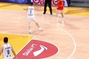 爭議判罰！林秉圣投籃伸腿絆倒撲防的陳盈駿，裁判吹罰防守犯規(guī)！