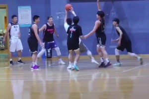 犯規(guī)了嗎？孫銘徽曾現(xiàn)身某大學(xué)打球 疑對防守不滿怒砸對方??