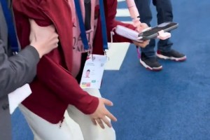 足球博主王楚淇現(xiàn)場(chǎng)觀戰(zhàn)巴黎vs歐塞爾，被巴爾科拉怒抽一腳??