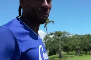 ??昔日高爾夫?qū)Q，小卡說自己穩(wěn)贏喬治，后者不屑說道：別鬧了