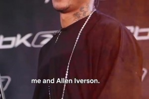 Ella現(xiàn)場(chǎng)坐在易建聯(lián)肩膀，倆人這體型差距還以為父女呢