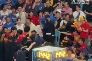 總決賽場(chǎng)內(nèi)精彩場(chǎng)外也激烈！北京主場(chǎng)球迷沖突！大批保安制止??