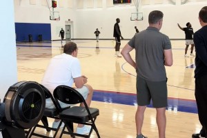 詹姆斯前隊友！16年冠軍中鋒莫茲戈夫觀看楊瀚森訓(xùn)練????