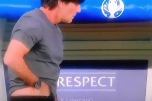 太搞了！外網(wǎng)網(wǎng)友惡搞：原來(lái)對(duì)手教練是被穆里尼奧“熏”暈了！