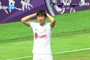 藝高人膽大！大連太子爺毛偉杰不停球直接吊門遺憾擊中門框??