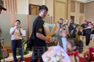 浙江廣廈隊(duì)載譽(yù)歸來(lái)，抵達(dá)杭州！少先隊(duì)員們?cè)跈C(jī)場(chǎng)迎接 敬禮獻(xiàn)花