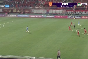 這都不進(jìn)啊??，鐘義浩面對(duì)超級(jí)大單刀把球踢到了門將身上