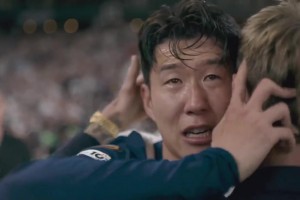 10年熱刺生涯首次奪冠！孫興慜賽后身披韓國國旗抱著隊(duì)友落淚！