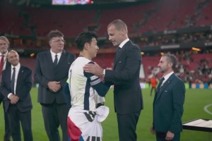 切費(fèi)林解釋了半天！隊(duì)長孫興慜捧杯沒有領(lǐng)到獎(jiǎng)牌！