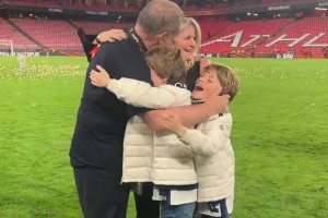 波帥兌現(xiàn)了贏得第二賽季獎(jiǎng)杯的承諾后，與妻子和兒子擁抱在一起