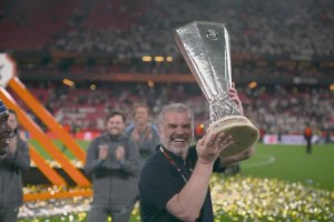 帶領(lǐng)熱刺奪得歐聯(lián)冠軍！澳波高舉歐聯(lián)獎(jiǎng)杯慶祝！