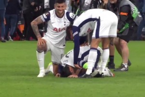 情緒激動(dòng)！終場哨響后孫興慜趴跪在地痛哭，隊(duì)友安慰后將他拉起