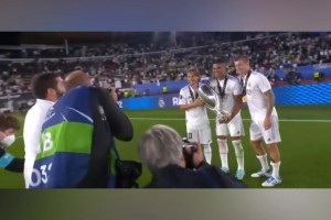 締造五歐冠偉業(yè)！當(dāng)年皇馬奪的歐冠典禮中場合影！