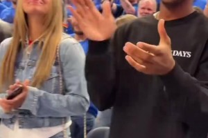 曾率隊(duì)殺進(jìn)季后賽！雷霆名宿保羅現(xiàn)身西決G2捧場小老弟亞歷山大