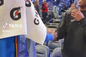 亦師亦友??亞歷山大賽后與前隊(duì)友保羅握手&擁抱互動(dòng)