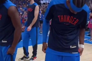 繼快船主場支持哈登后保羅再次現(xiàn)身雷霆主場支持亞歷山大觀戰(zhàn)西決