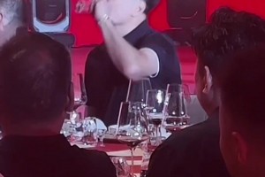 看到鏡頭還捂著臉！李春江現(xiàn)身廣廈慶功宴 端起酒杯直接一口悶~