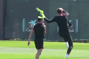 格斗訓(xùn)練場(chǎng)？什琴斯尼又給萊萬(wàn)一腳凌空踢??