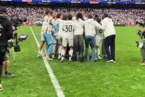 淚目！皇馬球員將莫德里奇和安帥高高拋起！