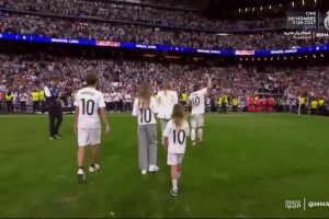 珍貴！莫德里奇最后一次在伯納烏與球迷一起唱歌