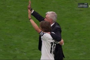 莫德里奇和安切洛蒂賽后一起向伯納烏球迷揮手告別！