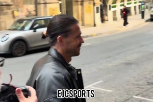 騎上我心愛的車車~瓜迪奧拉騎著自行車參加德布勞內(nèi)告別儀式??